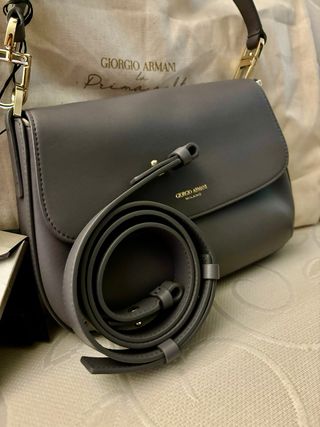 Bolso Giorgio Armani gris con etiqueta