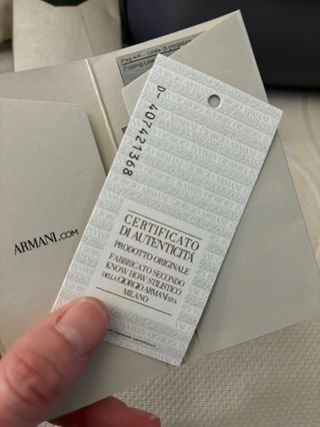 Bolso Giorgio Armani gris con etiqueta