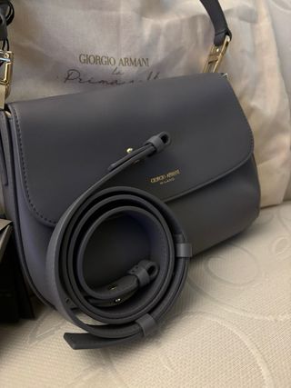 Bolso Giorgio Armani gris con etiqueta