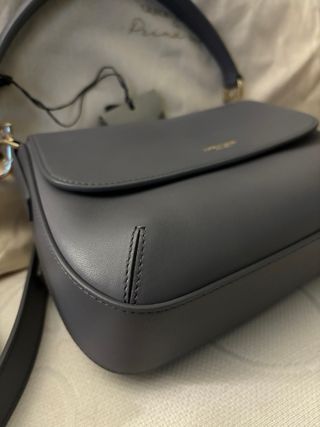 Bolso Giorgio Armani gris con etiqueta