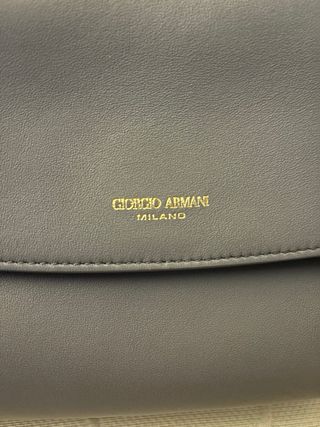 Bolso Giorgio Armani gris con etiqueta