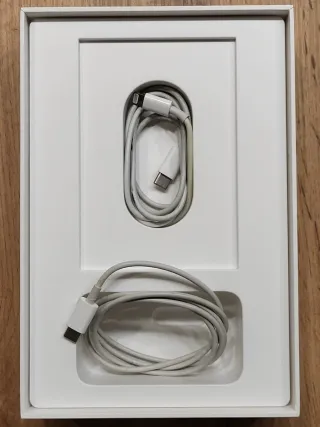 Caja iPad Mini 4 + Cable Cargador