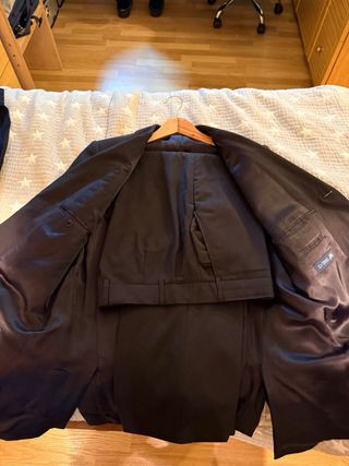 Traje azul marino elegante