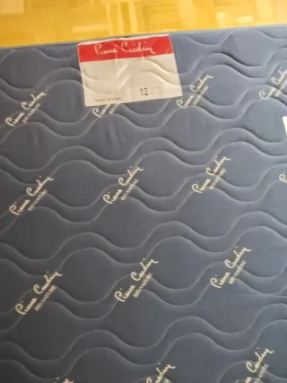 Colchón viscoelástico y somier con patas