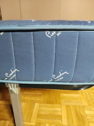 Colchón viscoelástico y somier con patas