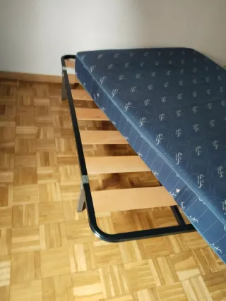 Colchón viscoelástico y somier con patas