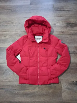 Abrigo plumífero Abercrombie & Fitch rojo