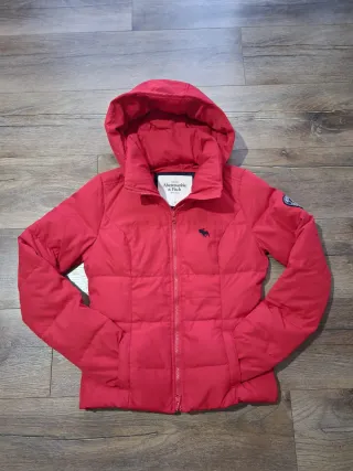 Abrigo plumífero Abercrombie & Fitch rojo