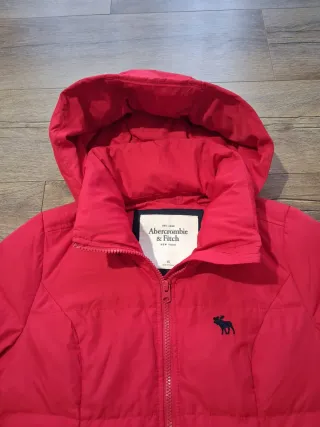 Abrigo plumífero Abercrombie & Fitch rojo