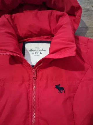 Abrigo plumífero Abercrombie & Fitch rojo