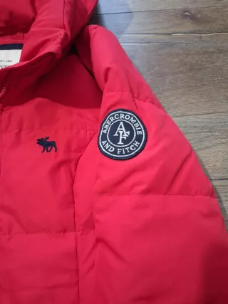 Abrigo plumífero Abercrombie & Fitch rojo