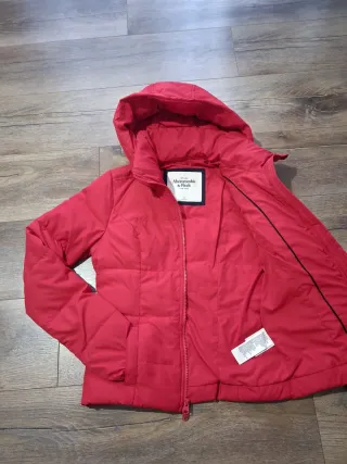 Abrigo plumífero Abercrombie & Fitch rojo