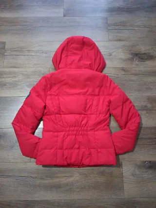 Abrigo plumífero Abercrombie & Fitch rojo