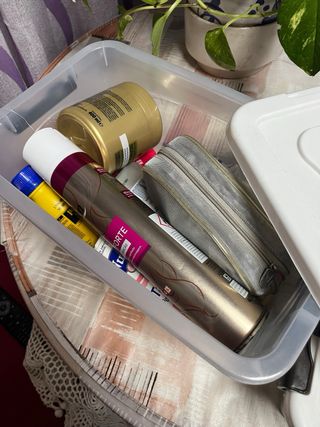 Cajas de plástico transparentes y blancas