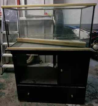 Acuario con mueble negro