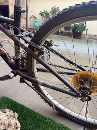 Bicicleta Monty plateada con cesta