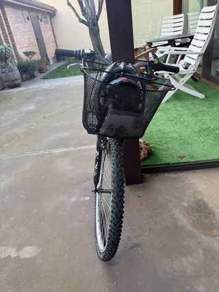 Bicicleta Monty plateada con cesta