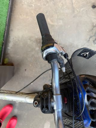 Bicicleta Monty plateada con cesta