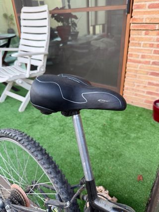 Bicicleta Monty plateada con cesta