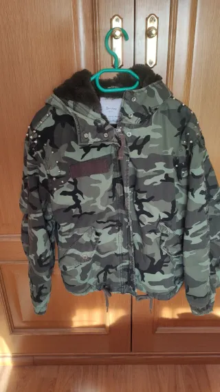 Abrigo militar Bershka con tachuelas