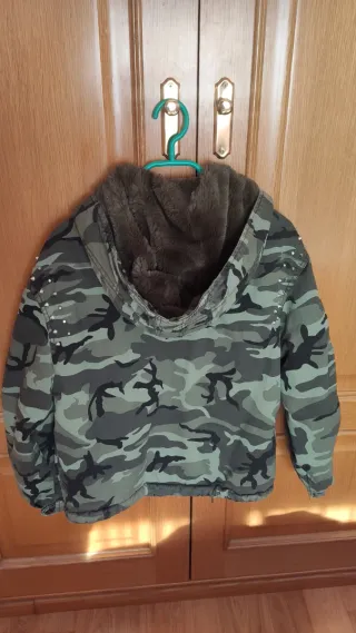 Abrigo militar Bershka con tachuelas