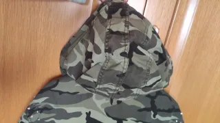 Abrigo militar Bershka con tachuelas