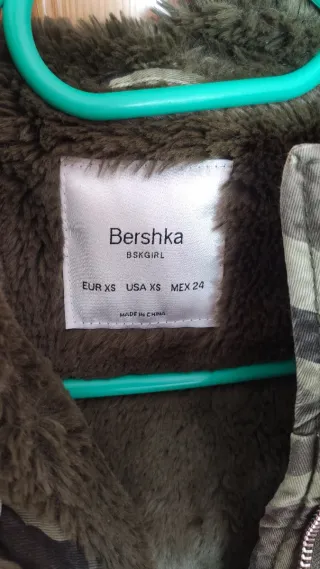Abrigo militar Bershka con tachuelas