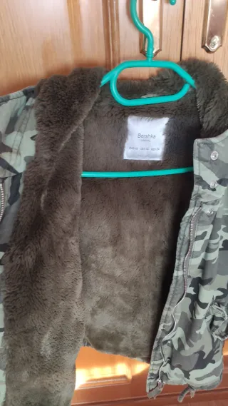 Abrigo militar Bershka con tachuelas