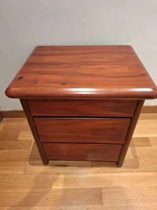 Mesilla de madera maciza