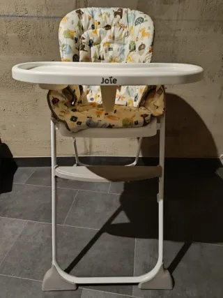 Trona Joie bebé con funda estampada