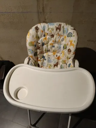 Trona Joie bebé con funda estampada