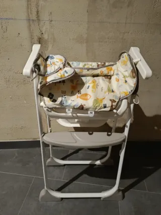 Trona Joie bebé con funda estampada