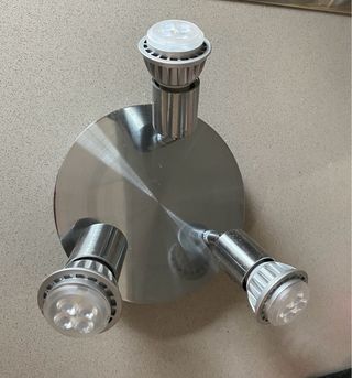 Lámpara de metal plateada con 3 focos