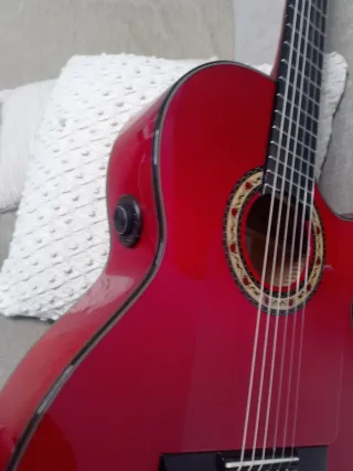 Guitarra flamenca roja