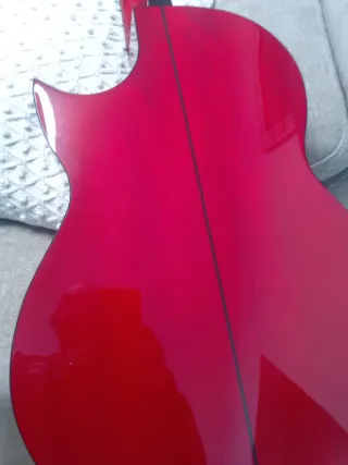 Guitarra flamenca roja