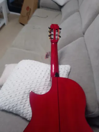 Guitarra flamenca roja