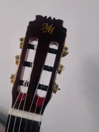 Guitarra flamenca roja