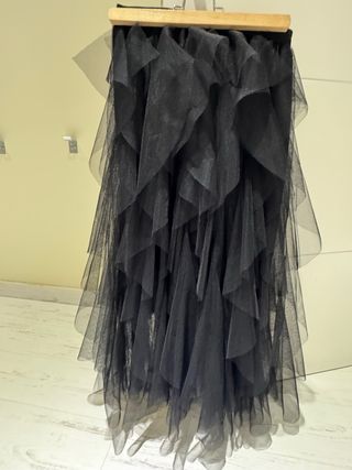 Falda midi negra de tul con volantes