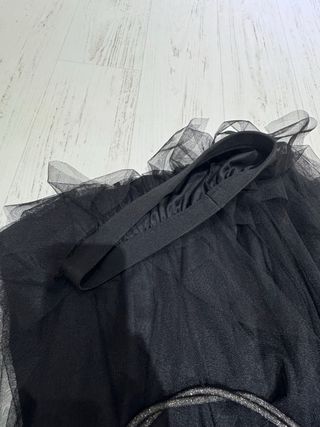 Falda midi negra de tul con volantes