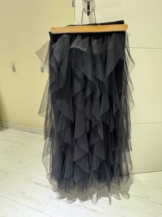 Falda midi negra de tul con volantes