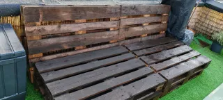 Palets de madera barnizados.