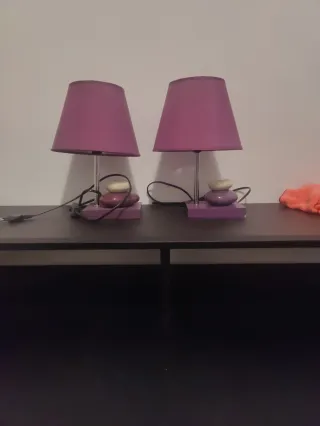 2 lamparitas de noche moradas y blancas