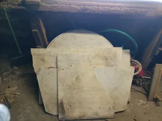 Piezas de mármol blanco