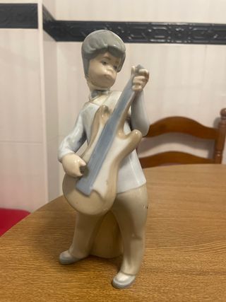 Figura niño tocando guitarra