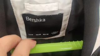 Chaqueta Bershka Negra y Blanca Talla M