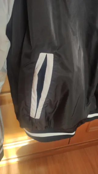 Chaqueta Bershka Negra y Blanca Talla M