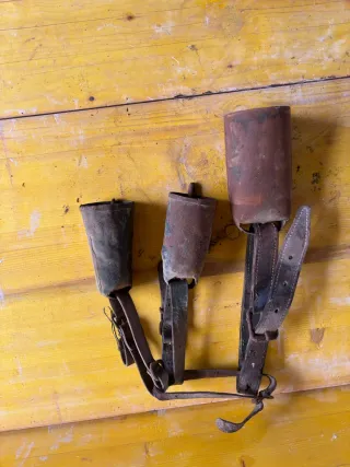 Cencerros de metal con correas de cuero
