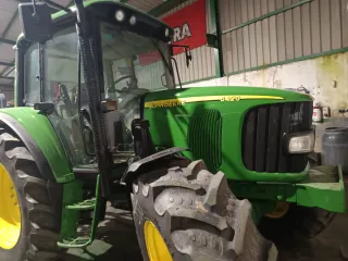 Tractor John Deere con pala frontal