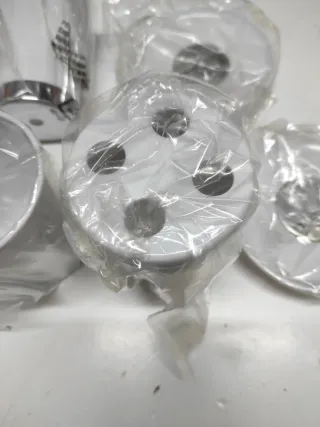 Set de baño blanco y plateado.