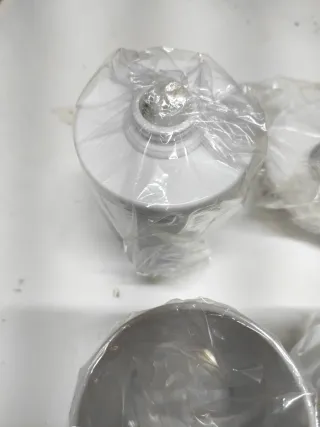 Set de baño blanco y plateado.